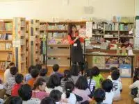 写真：黒内小学校2年生　ブックトークの様子1