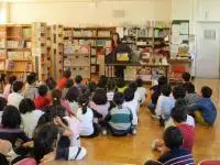 写真：黒内小学校2年生　ブックトークの様子2