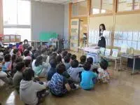 写真：松ケ丘小学校4年生　ブックトークの様子1