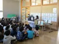 写真：松ケ丘小学校4年生　ブックトークの様子2