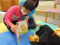 写真：犬へ読み聞かせをしている様子2