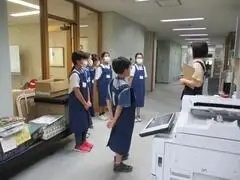 写真：館内見学の様子