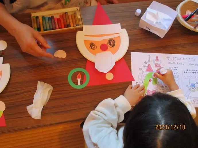 サンタさんのステッキを貼る子ども