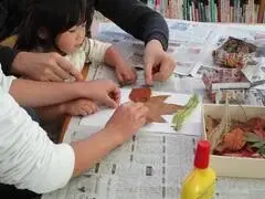 写真：家族で制作している風景