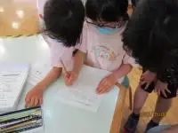写真：姉妹で挑戦して問題を解いている様子