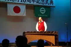 写真：マリンバを演奏するマインブルク市民