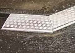 写真:車乗り入れブロックにより雨水の流れを阻害