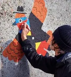 写真：コジュケイを描くイヌイマサノリさん