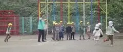 写真：牢屋に見立てた上り棒にいる子供たち