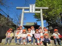 写真：鳥居の前で集合した子たち2
