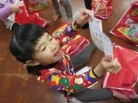 写真:メッセージカードを読んでいる様子