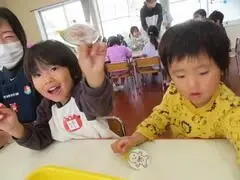 写真:色塗りをしている様子