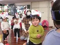 写真:ノンタンサンタに変身したこども