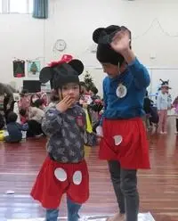 写真:大きい子は動きのリードをしている様子