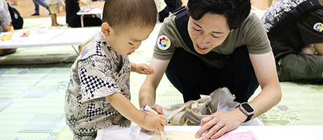 写真:親子でペンでイラストを描いている