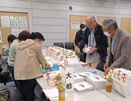 写真:敬老記念品配布準備の様子1
