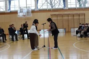 写真:児童からのメッセージを受け取る様子