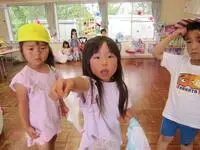 写真:星飾りを見つけた子