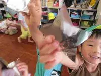 写真:満面の笑みで星飾りを差し出す子
