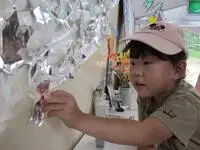 写真:壁に飾り付けする子