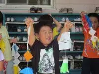 写真:嬉しそうに両手で笹飾りを持つ子