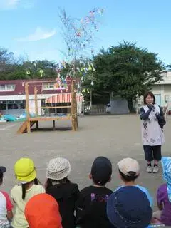 写真:笹を前に歌う子供たち