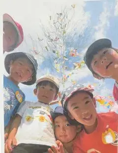 写真:笹の葉を背景に子供たちの笑顔