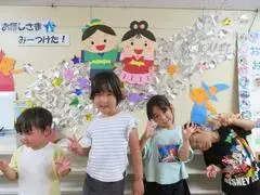 写真:4人並んでピースする子たち