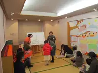 写真:おはなし会でゴリラお手玉実践