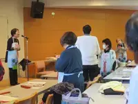 写真:エプロンシアターを互いに演じる