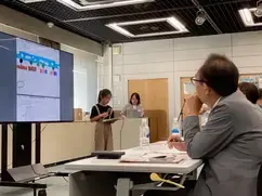 発表をする子どもとそれを聞く市長の様子