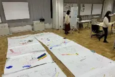 写真:学生によるデザインまとめ作業