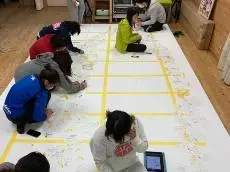 写真:学生による内装塗装準備