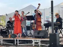 ステージで演奏する音楽団体