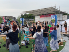 ステージ（アロハ）の様子（来場者と一緒に踊る）