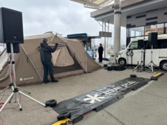 テント設営のレクチャーの様子