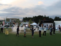 ミスト噴射に集まる子供たち