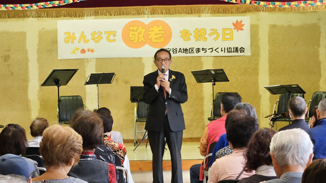守谷A地区敬老会に参加する松丸市長