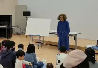 和久田さんが読み聞かせている様子