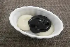 写真:豆腐白玉黒ゴマソース