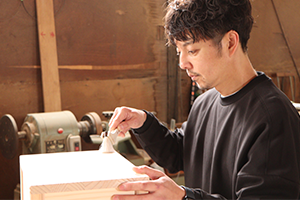 写真:真剣な顔つきで作業される岸本さん