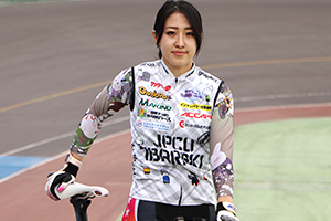写真:自転車と戸邉さん