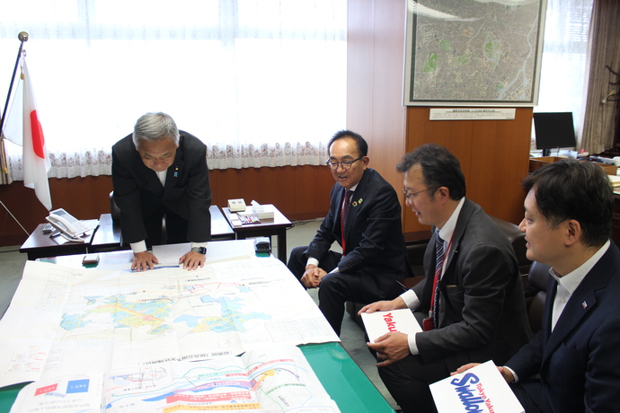 協議をする市長