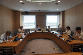 保健福祉分科会で提言内容案を協議する様子