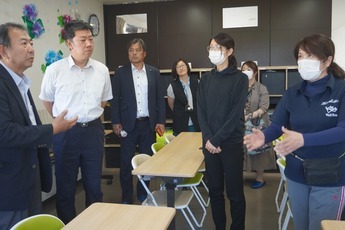 市内民設民営児童クラブを視察する議員の様子
