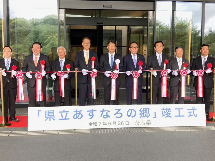 竣工式でテープカットをする市長