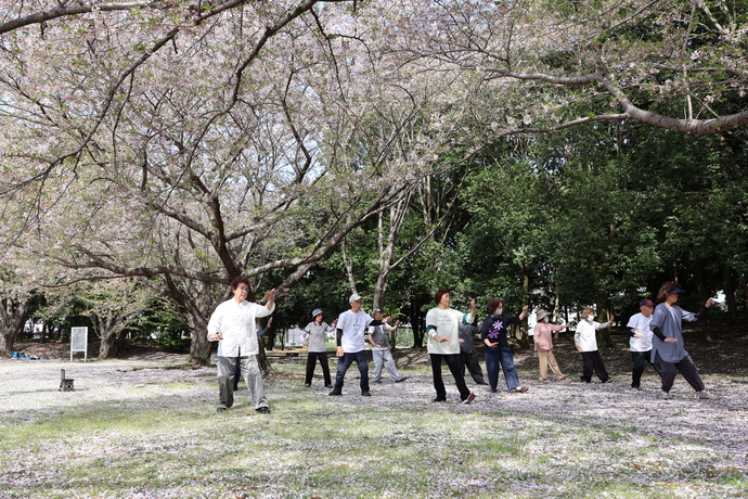 立沢公園で太極拳を楽しむ方たち