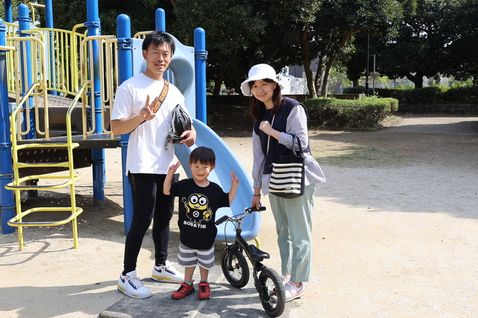 公園を楽しむお子さん連れ
