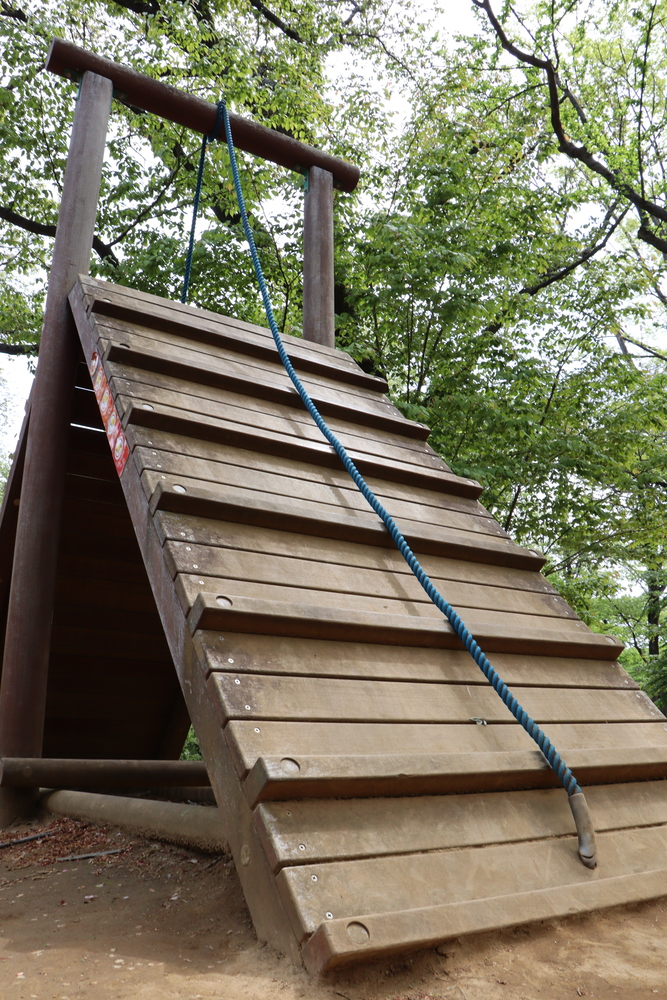 ロープで斜面を登る遊具