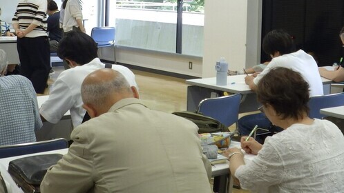 発表を聞きながらメモを取る参加者